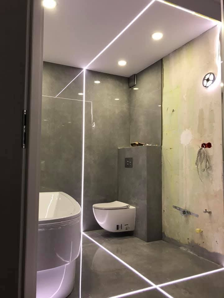 Bagno con grandi lastre e fughe LED a Toruń