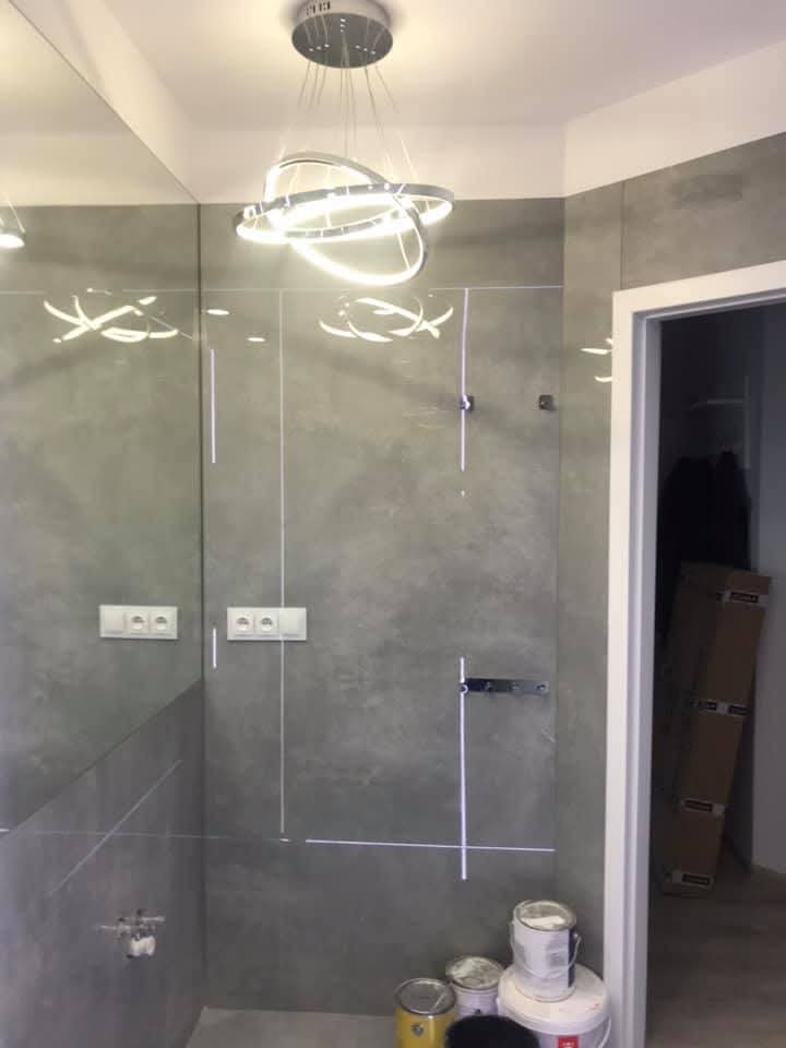 Bagno con grandi lastre e fughe LED a Toruń